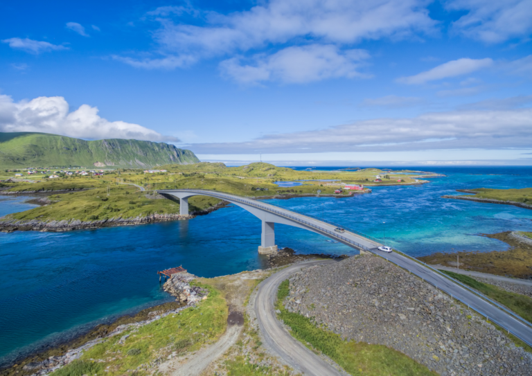 vue aérienne par drone d’un pont reliant des îles aux Lofoten, en Norvège